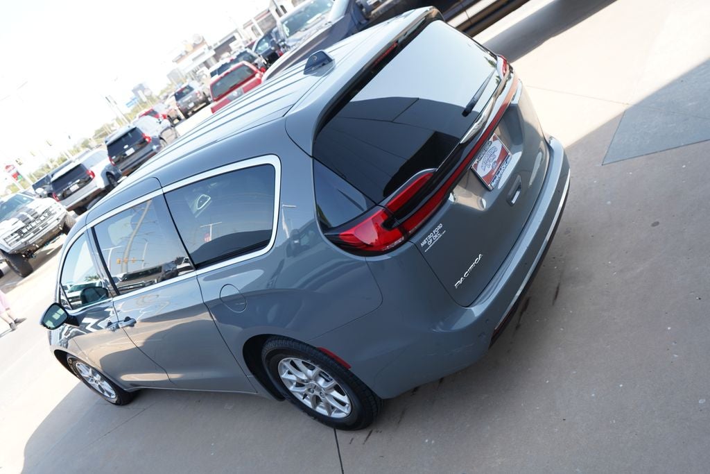 2025 Chrysler Pacifica Select