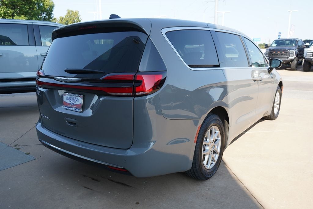 2025 Chrysler Pacifica Select