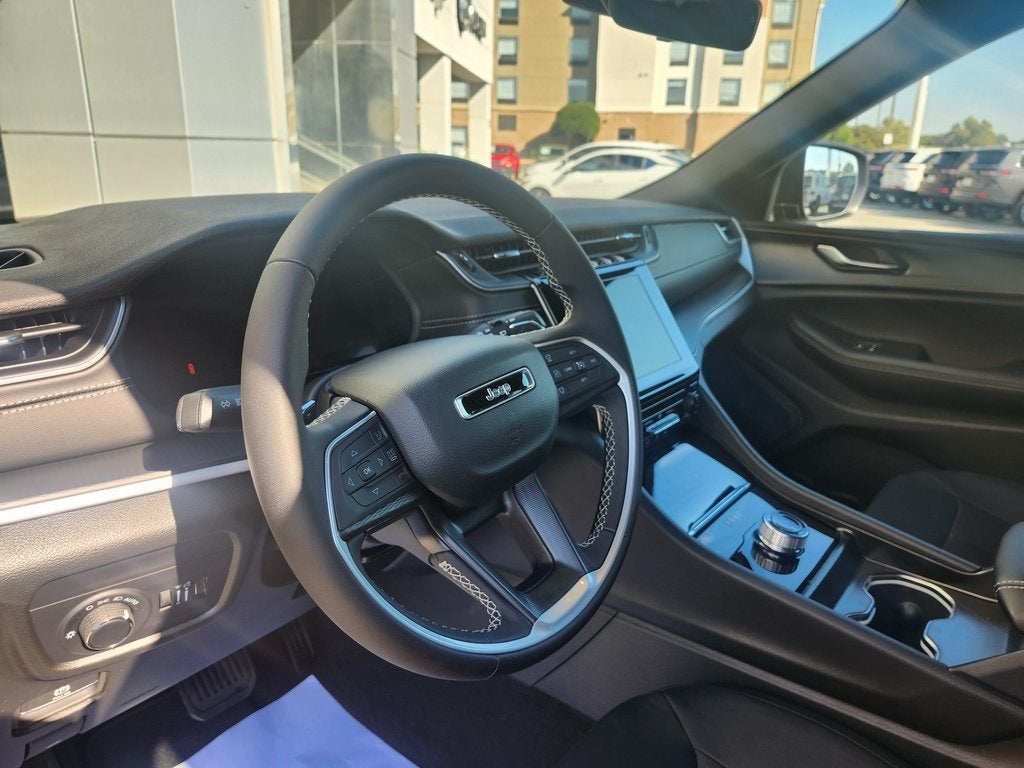 2025 Jeep Grand Cherokee GRAND CHEROKEE LAREDO X 4X2