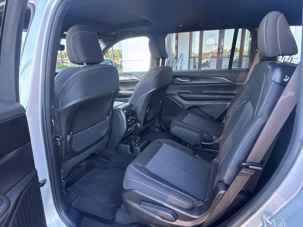 2025 Jeep Grand Cherokee L Laredo X 4x2