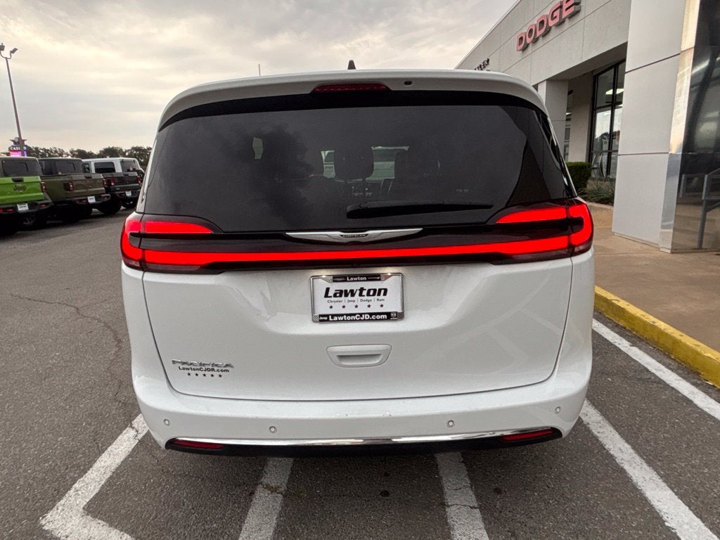 2025 Chrysler Pacifica Select