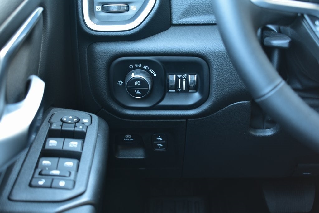 2025 RAM 1500 Big Horn/Lone Star Crew Cab 4x4 5'7" Box