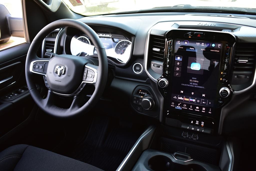 2026 RAM 1500 Big Horn/Lone Star Crew Cab 4x4 Night Edition w/5.7L Hemi