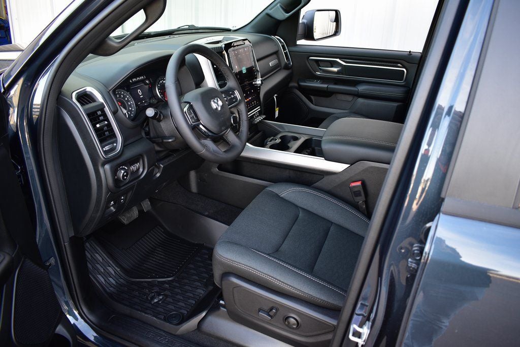 2026 RAM 1500 Big Horn/Lone Star Crew Cab 4x4 Night Edition w/5.7L Hemi