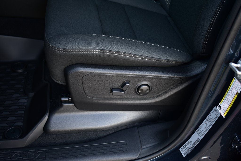 2026 RAM 1500 Big Horn/Lone Star Crew Cab 4x4 Night Edition w/5.7L Hemi