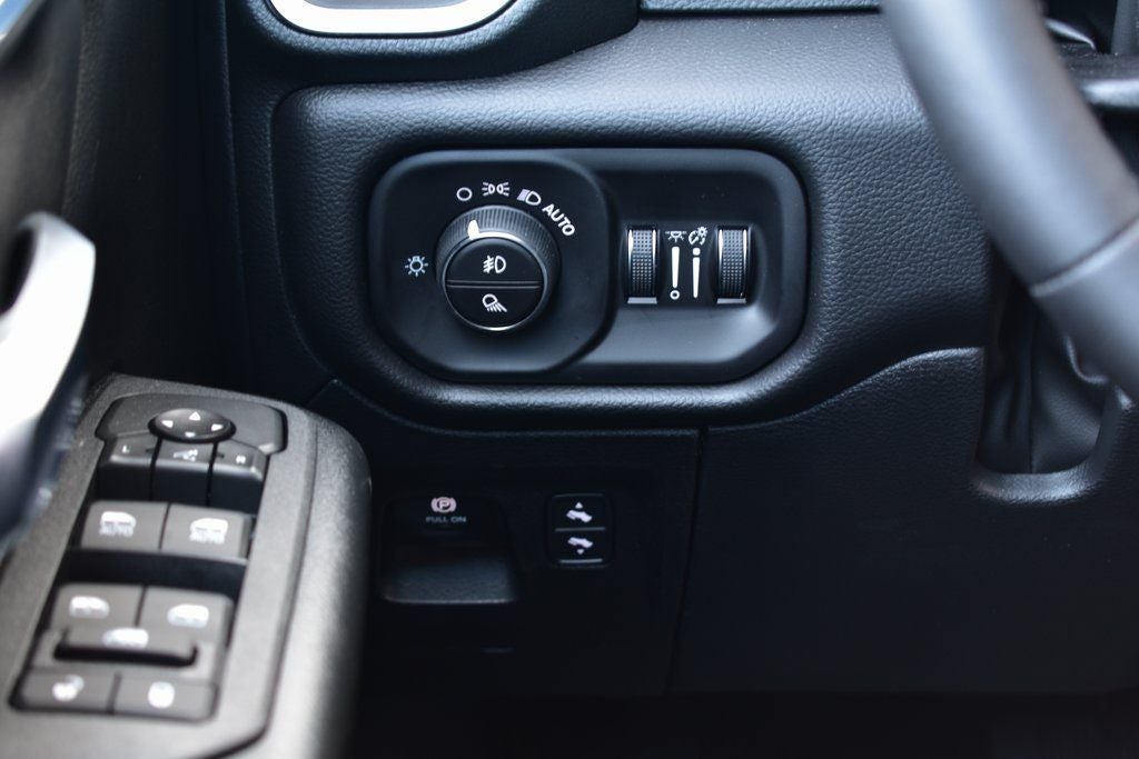 2026 RAM 1500 Big Horn/Lone Star Crew Cab 4x4 Night Edition w/5.7L Hemi