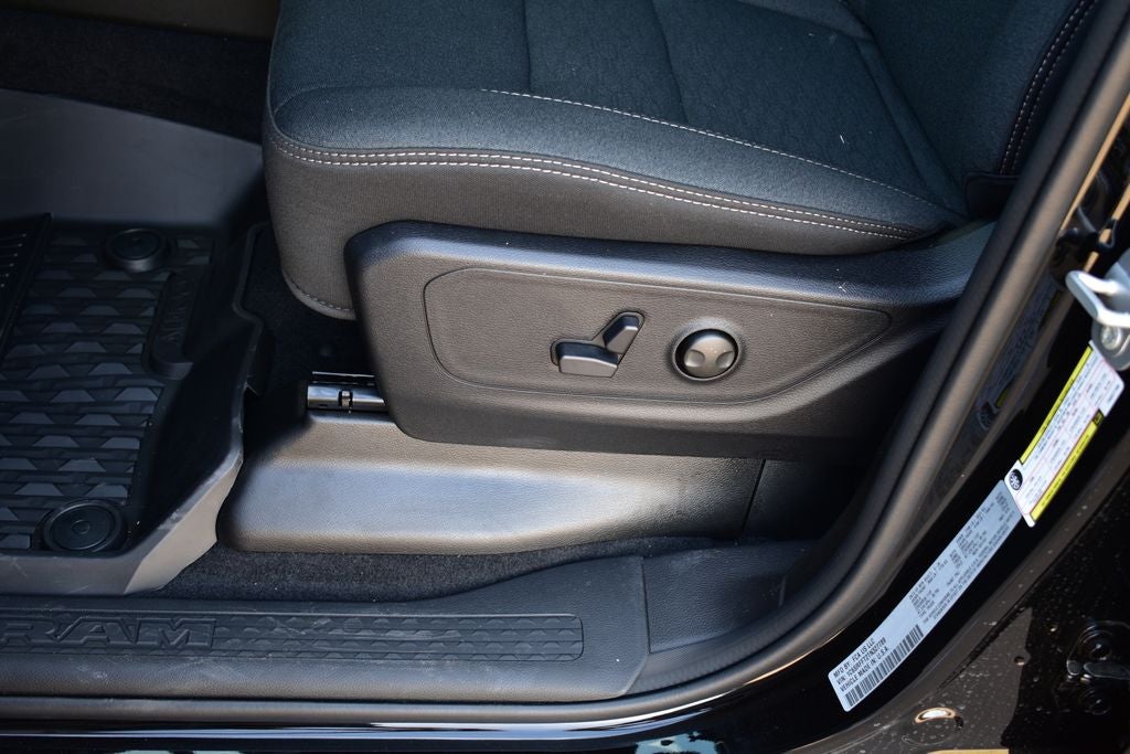 2026 RAM 1500 Big Horn/Lone Star Crew Cab 4x4 Night Edition w/5.7L Hemi