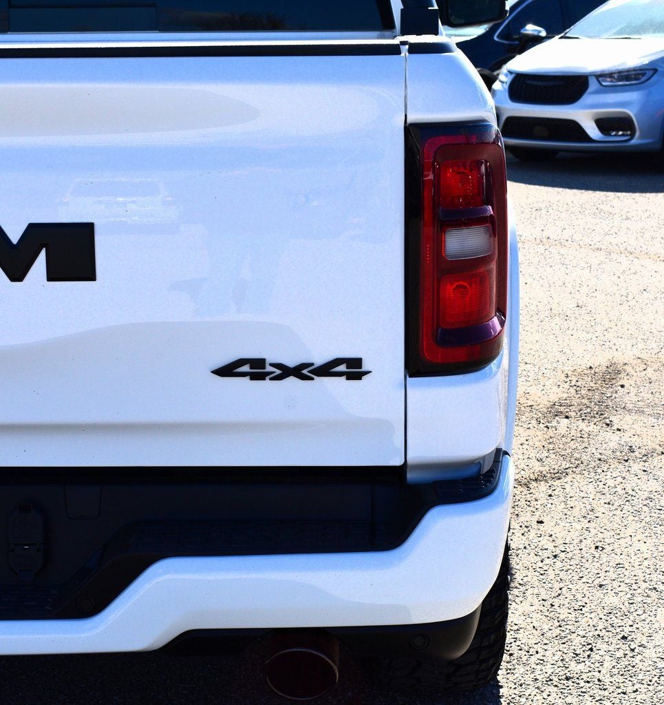 2026 RAM 1500 Big Horn/Lone Star Crew Cab 4x4 Night Edition w/5.7L Hemi