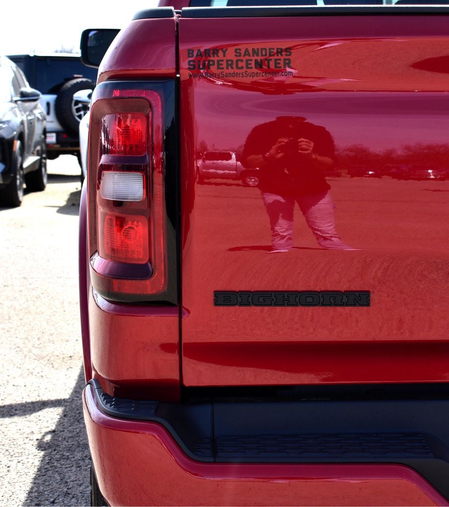 2026 RAM 1500 Big Horn/Lone Star Crew Cab 4x4 Night Edition w/5.7L Hemi