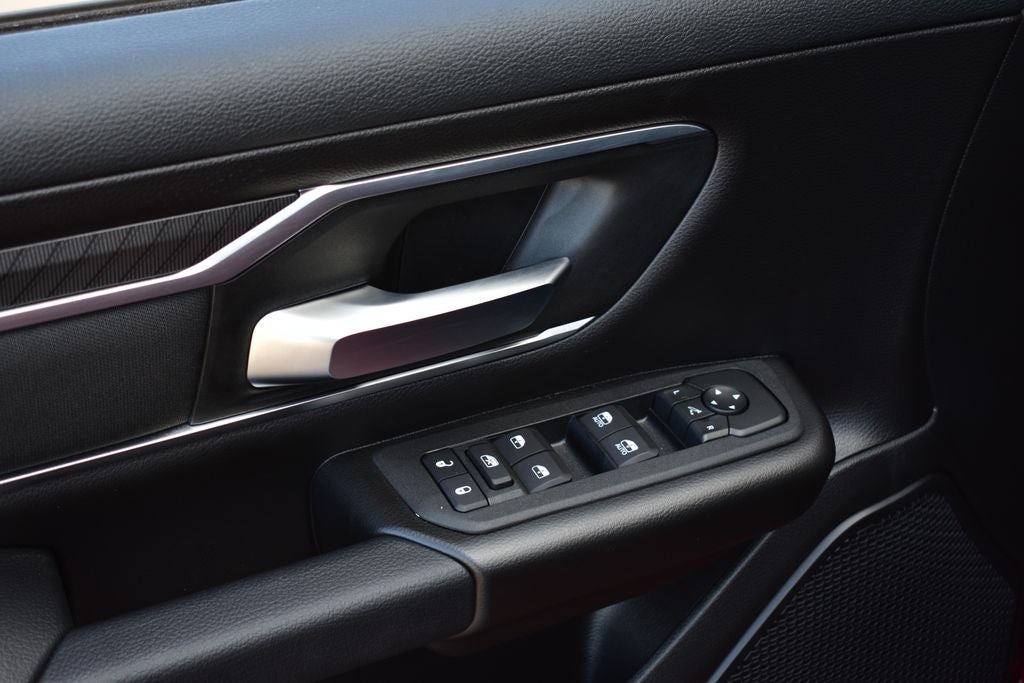 2026 RAM 1500 Big Horn/Lone Star Crew Cab 4x4 Night Edition w/5.7L Hemi