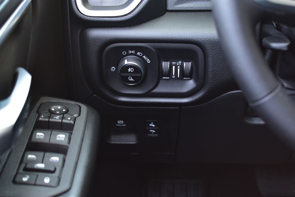 2026 RAM 1500 Big Horn/Lone Star Crew Cab 4x4 Night Edition w/5.7L Hemi