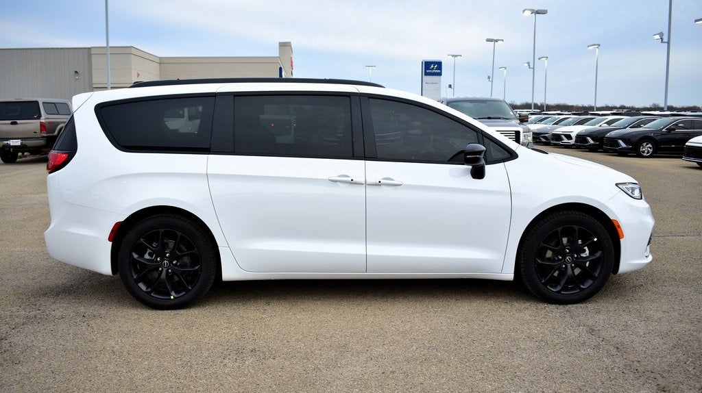 2026 Chrysler Pacifica Select S