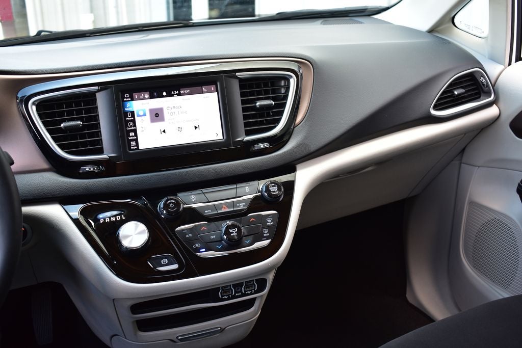 2023 Chrysler Voyager LX