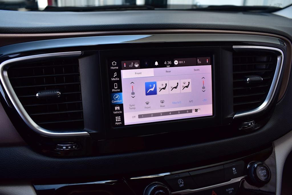 2023 Chrysler Voyager LX