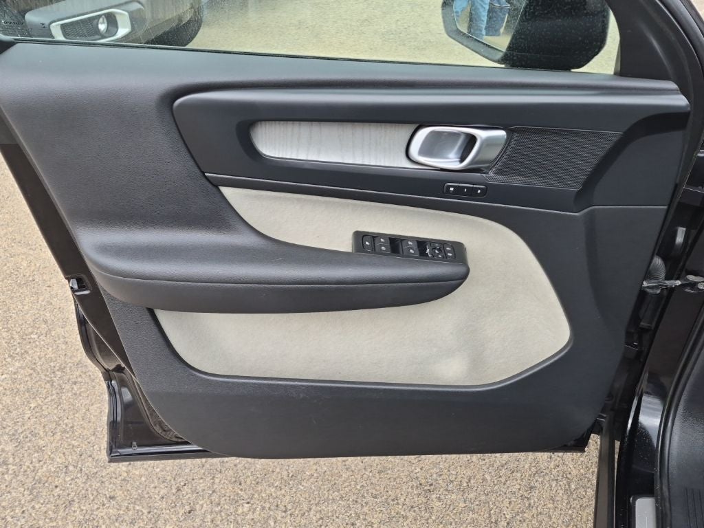 2023 Volvo XC40 B5 Plus Dark Theme AWD