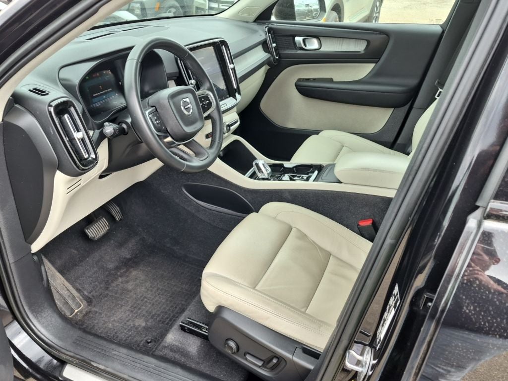 2023 Volvo XC40 B5 Plus Dark Theme AWD
