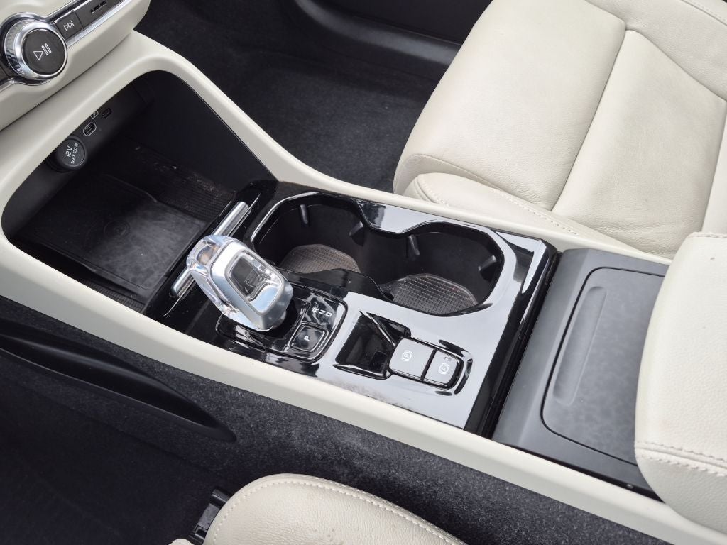 2023 Volvo XC40 B5 Plus Dark Theme AWD