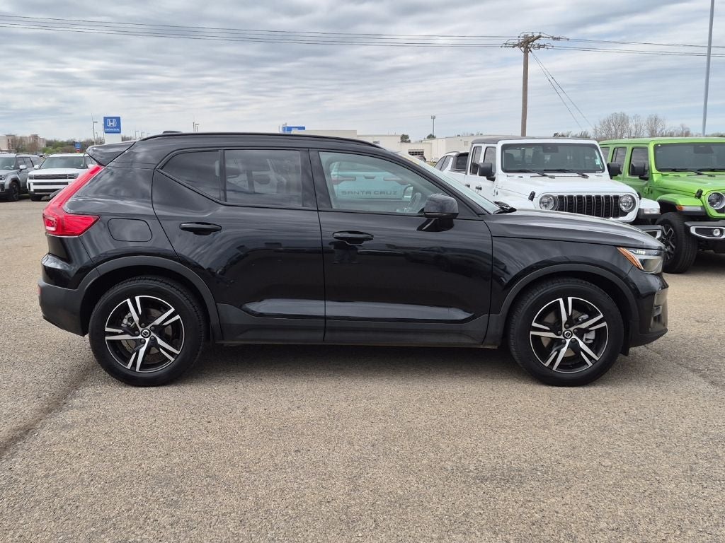 2023 Volvo XC40 B5 Plus Dark Theme AWD
