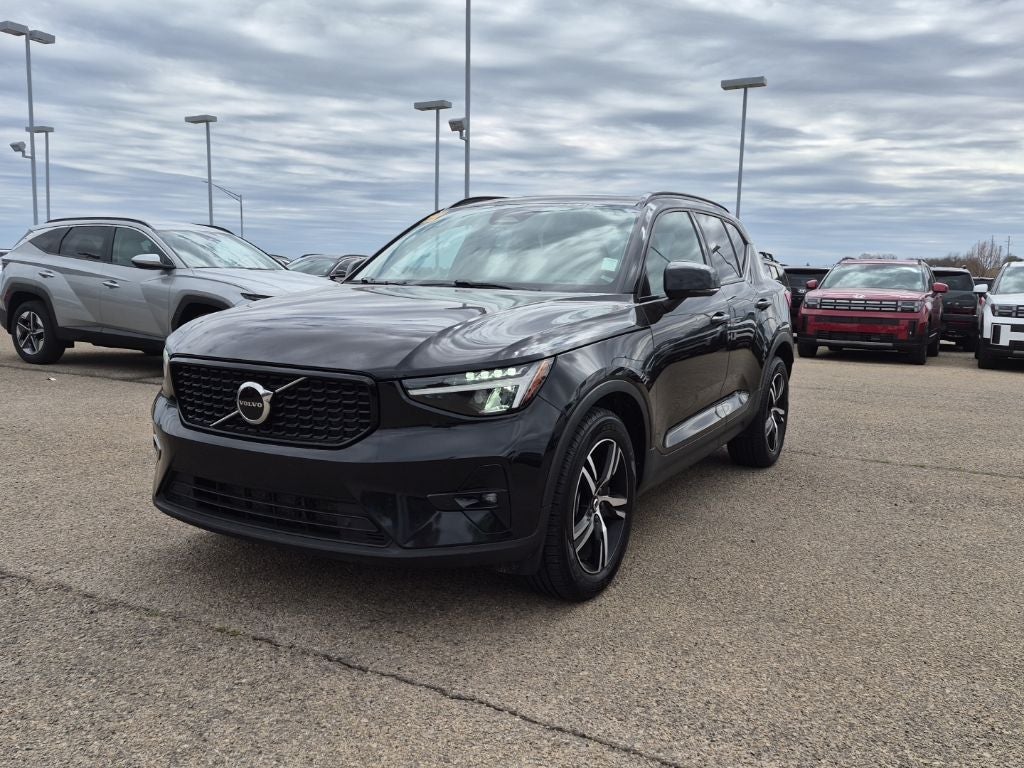 2023 Volvo XC40 B5 Plus Dark Theme AWD