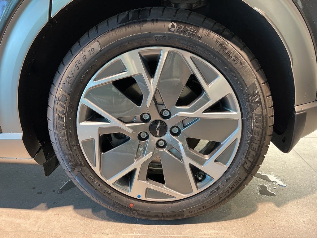 2024 Genesis GV60 Standard