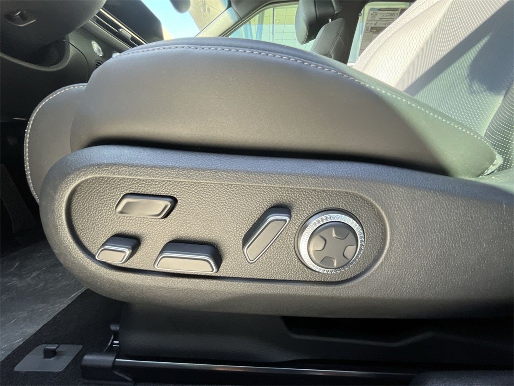 2025 Genesis GV60 Standard