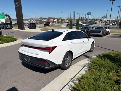 2024 Hyundai Elantra SE