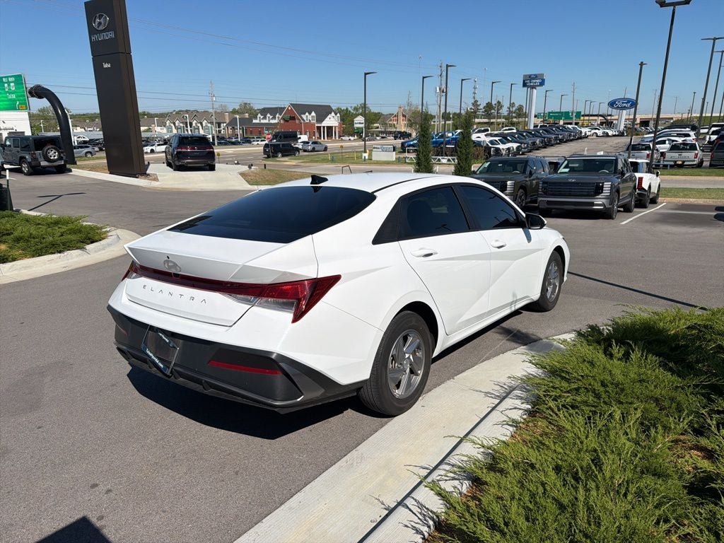 2024 Hyundai Elantra SE